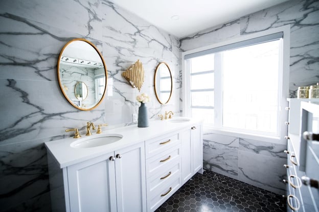 A bathroom with a sink and a mirror
Description automatically generated with low confidence