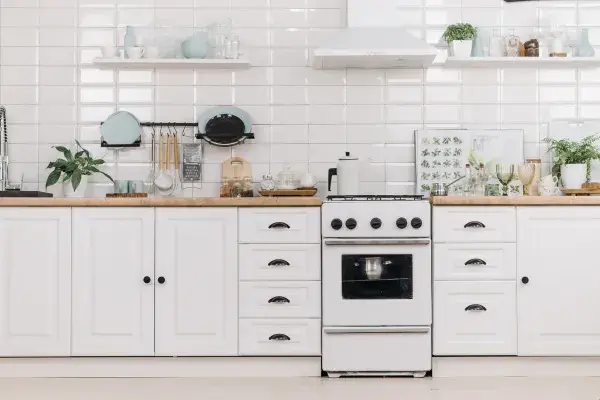How to Organize Cabinets in Kitchen: Effective Tips for Maximizing Storage Space